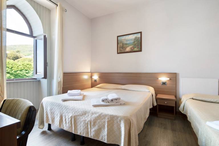 Rental apartment with garden, pool & patio | Garden view in Moneglia
