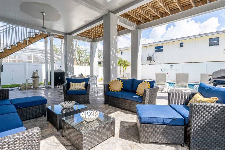 Fully equipped vacation home with private pool & barbecue | Beach nearby | Pets allowed — photo 2