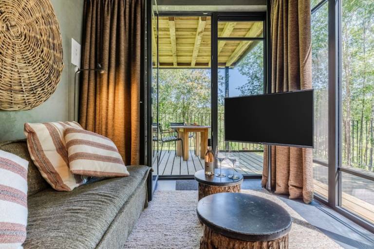 Chalet with BBQ, terrace & yard | Pets allowed — photo 2