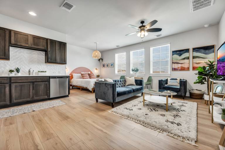 Cozy secluded studio with full kitchen - W&D in Austin, TX