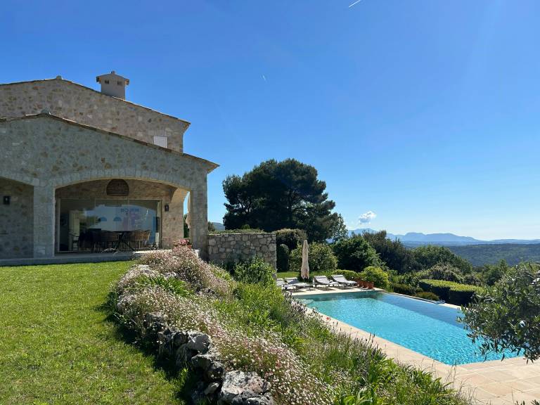 Luxury home with sea views in Tourrettes-sur-Loup in Grasse