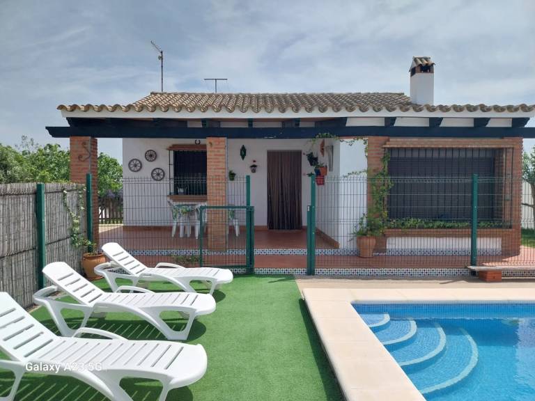 Family-friendly beautiful vacation home with terrace, barbecue & private pool | Garden view | Pets allowed — photo 2