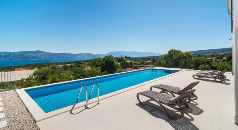 Vacation home with pool in Supetar