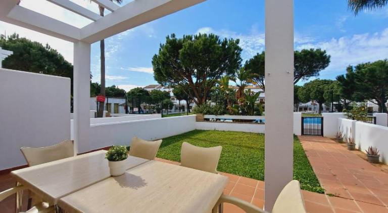 Lovely apartment with yard, private pool & patio | Pets allowed — photo 4