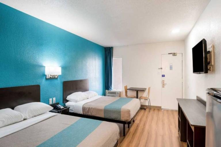 2 Full Beds Non Smoking Micfridge
