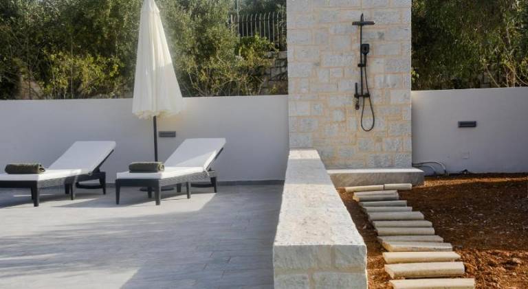 Villa with pool — photo 4