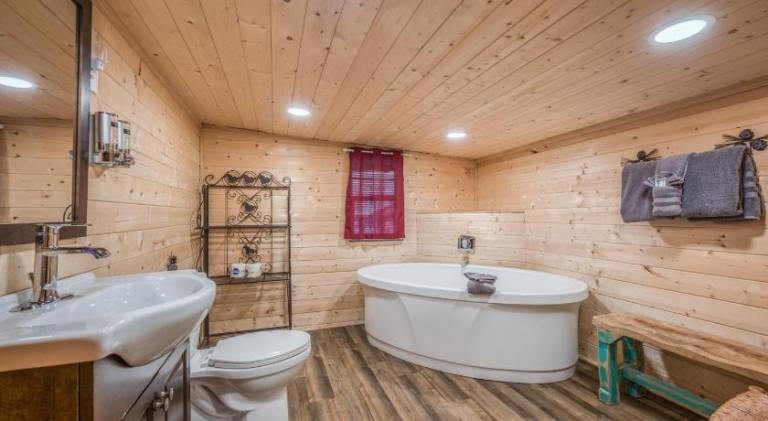 Lovely vacation home with hot tub, patio & grill | Pets allowed — photo 2