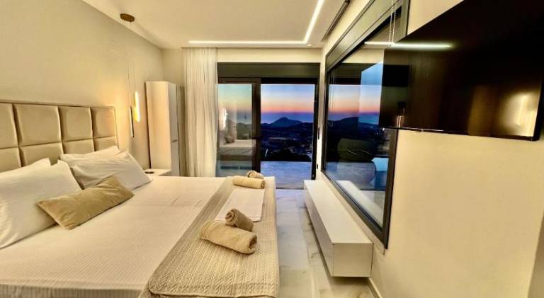 Fully equipped villa with yard, patio & private pool | Dogs allowed — photo 2
