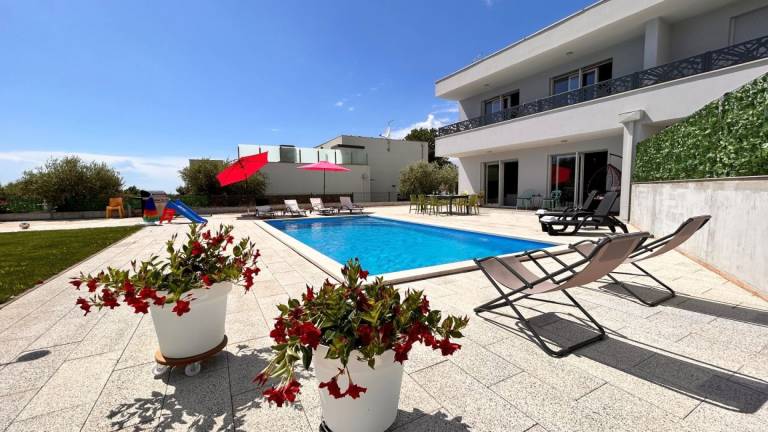Villa with garden, terrace & private pool — photo 2