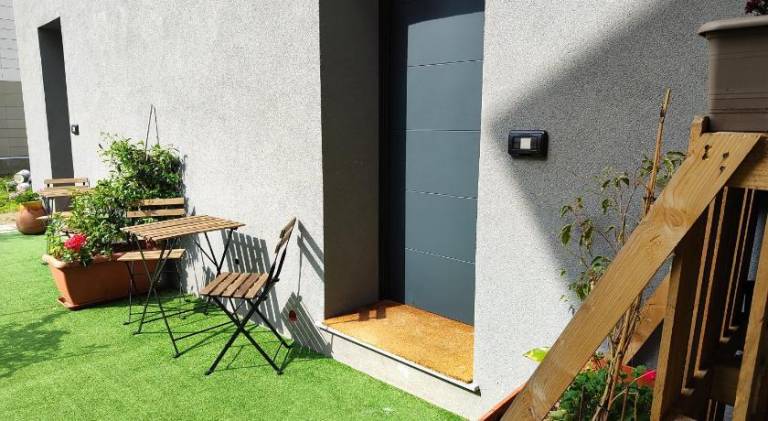 Apartment with yard — photo 4