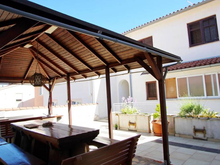 Holiday apartment with barbeque, patio & yard — photo 2