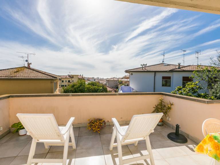 Apartment with terrace, yard & grill | Sea view — photo 4