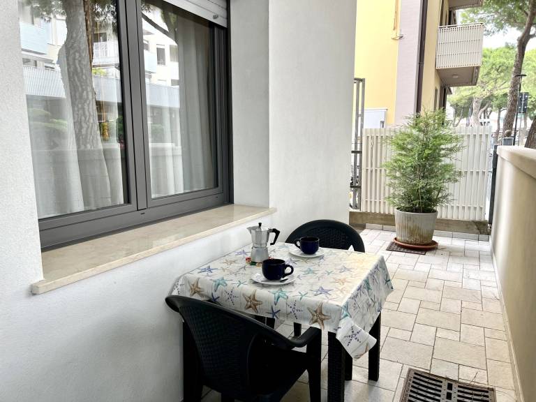 Holiday apartment with yard & patio — photo 4
