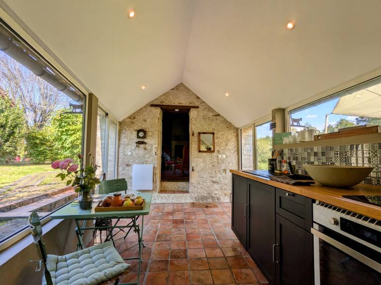 Charming Nature Retreat with King Bed, Private Terrace, and Shared Pool in the Brenne Park — photo 5