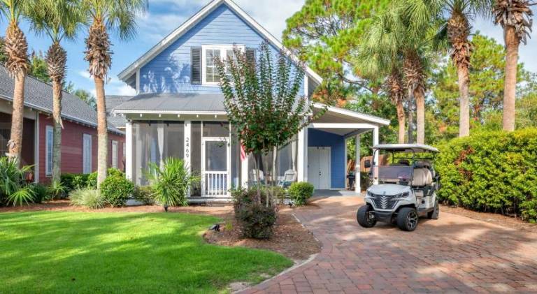 Vacation home with pool in Miramar, FL