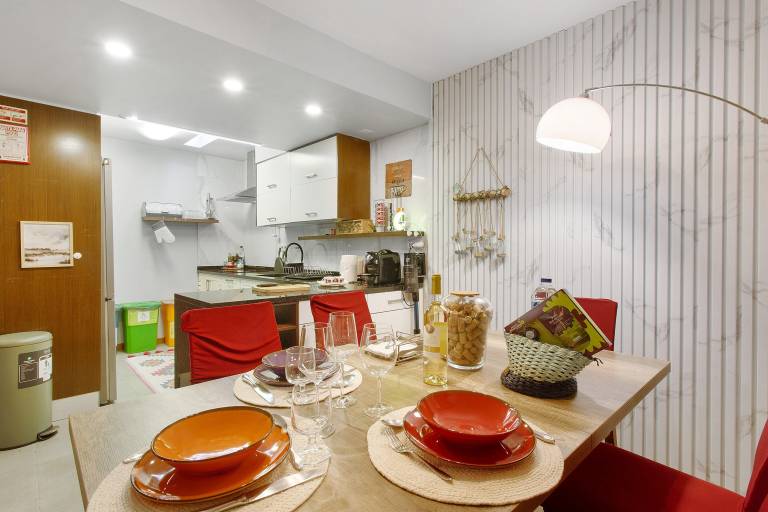 Fully equipped spacious vacation home with grill, fast internet & patio | Next to Farmers Market | Sea view | Pets allowed — photo 3