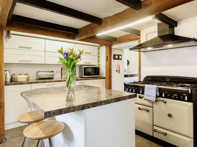 Cottage with grill & yard — photo 4