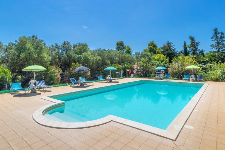 Farm with pool, garden & patio | Garden view — photo 4