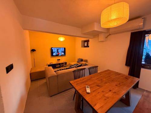 Serviced apartment with garden & patio — photo 2