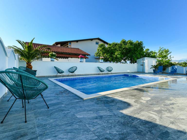 Apartment with pool & BBQ — photo 3