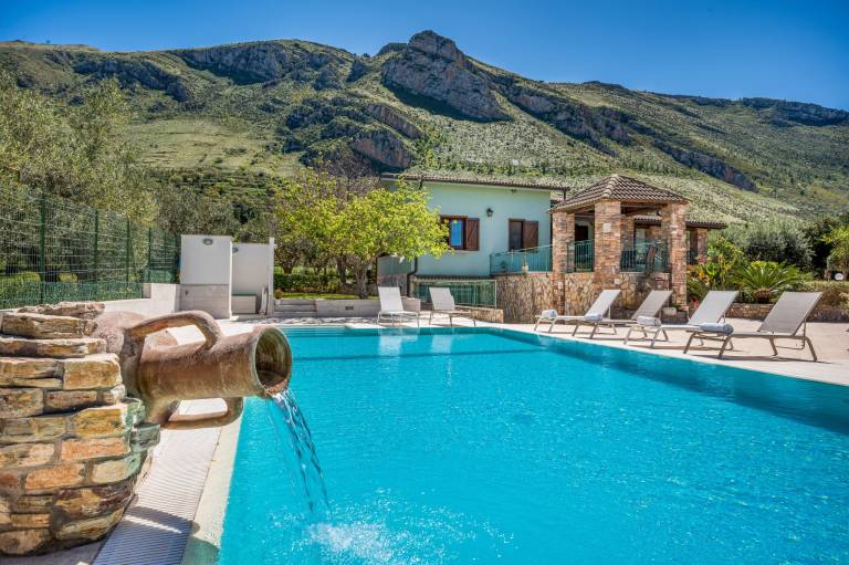 Villa with private pool, barbecue & garden — photo 5