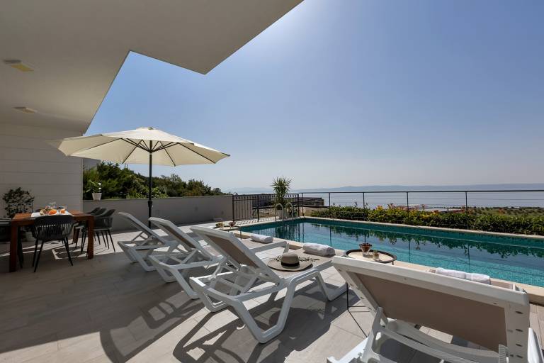 Fully equipped villa with garden, private pool & terrace | Mountain view | Pet-friendly in Makarska
