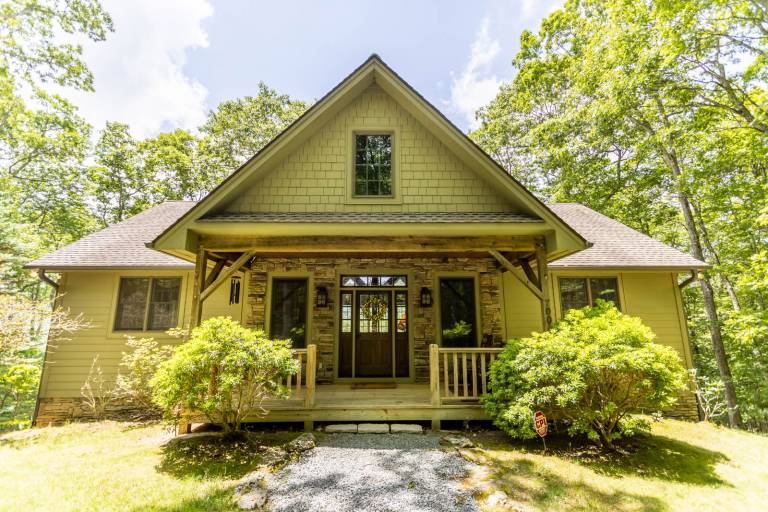 Family-oriented spacious cabin with BBQ & jacuzzi | Mountain view | Pets allowed — photo 4