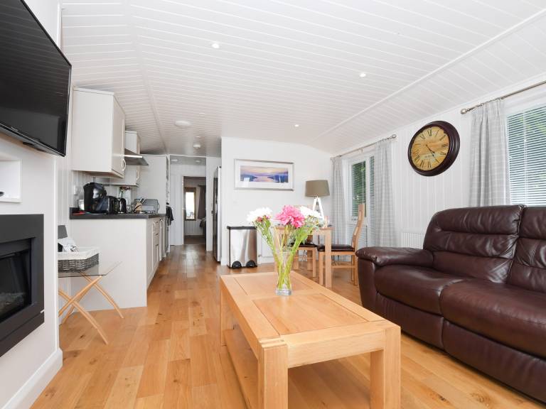 Family-oriented cottage with hot tub, BBQ & yard | Beach view | Dogs allowed — photo 5