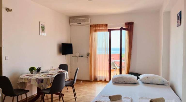 Holiday apartment with terrace & yard — photo 2