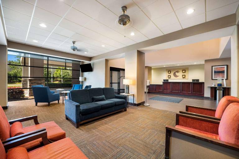 Comfort Suites Northlake — photo 3