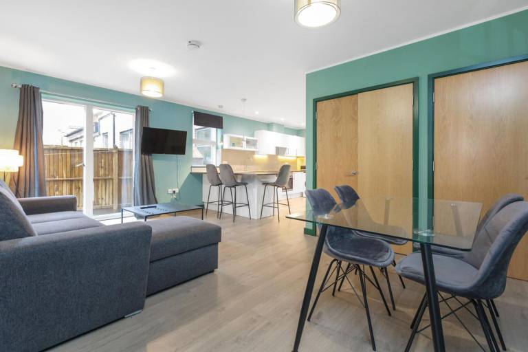 Spacious 2-Bed Flat with Outdoor Patio — photo 4