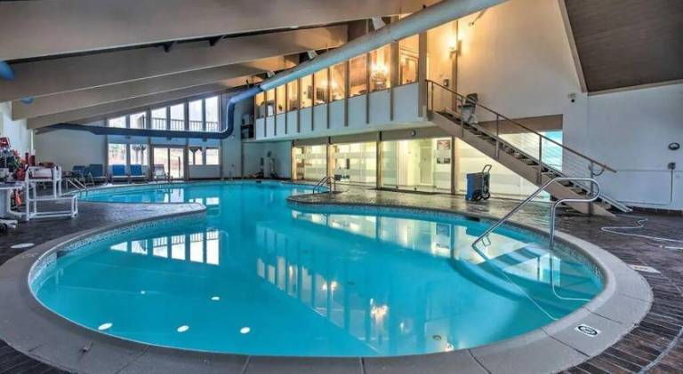 Lovely vacation home with jacuzzi & pool | Pet-friendly — photo 3