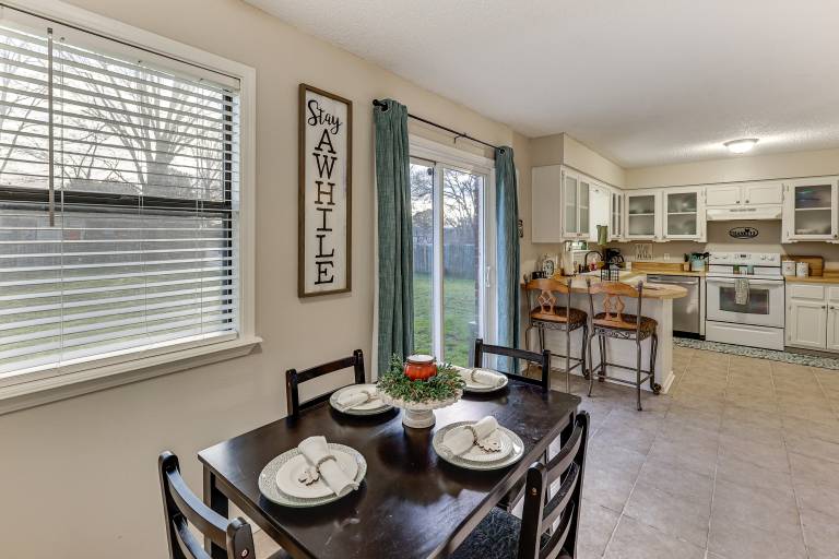 Fish, Hike & Tailgate: Russellville Home w/ Yard — photo 2