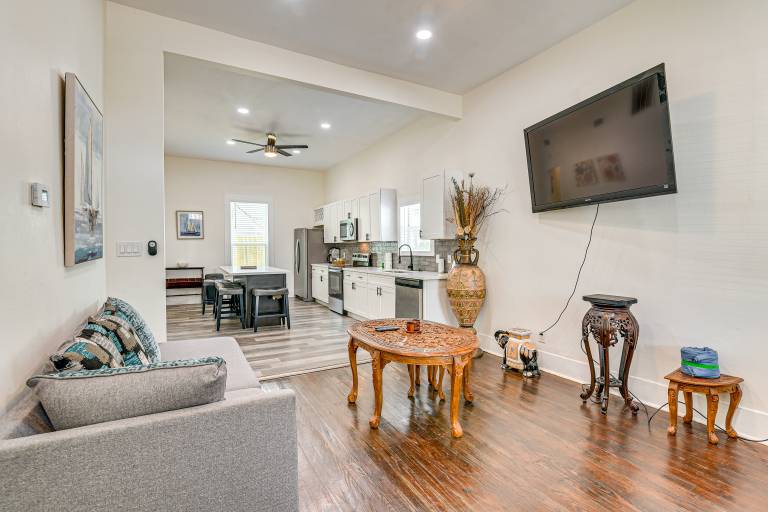 Steps to Seawall Spacious Condo in Galveston