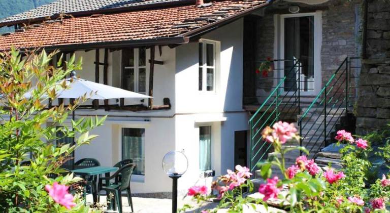 Rental apartment with yard & grill in Centro Valle Intelvi