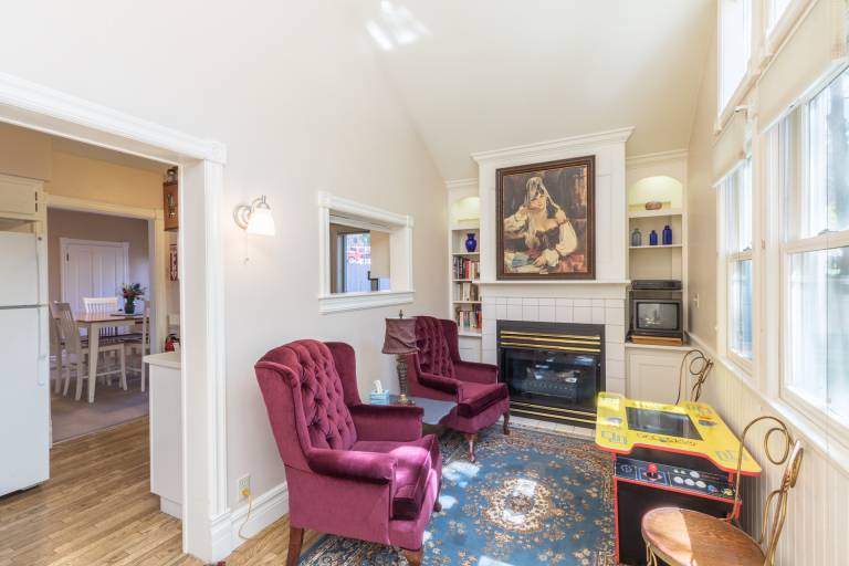 Cozy Downtown Pet Friendly Home with Fiber Internet! Fenced Outdoor Area! — photo 4