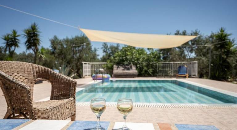Vacation home with jacuzzi, pool & terrace — photo 2