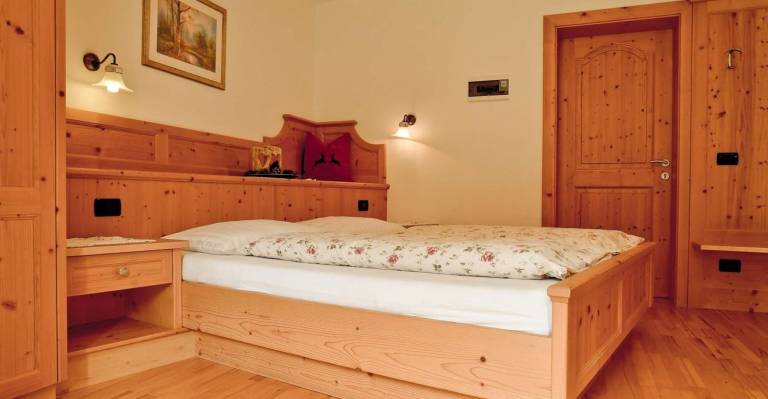 Apartment "Ciasa Mirio Sass" with Mountain View, Wi-Fi & Garden — photo 4