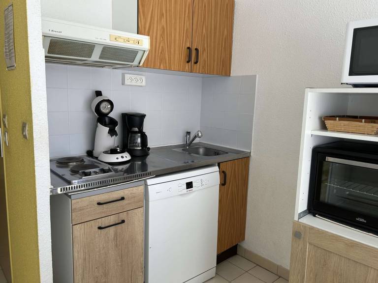 Downtown 1BR Apartment with Bunks, Near Beach & Port, Private Parking Included — photo 3