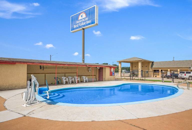 Americas Best Value Inn Giddings — photo 2