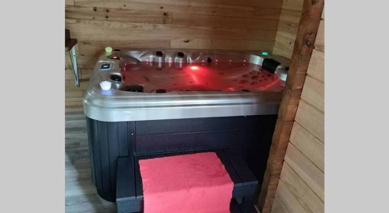 Pleasant chalet with pool & jacuzzi | Pets are welcome — photo 5