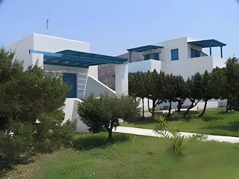 Apartment with barbeque, yard & patio in Naxos