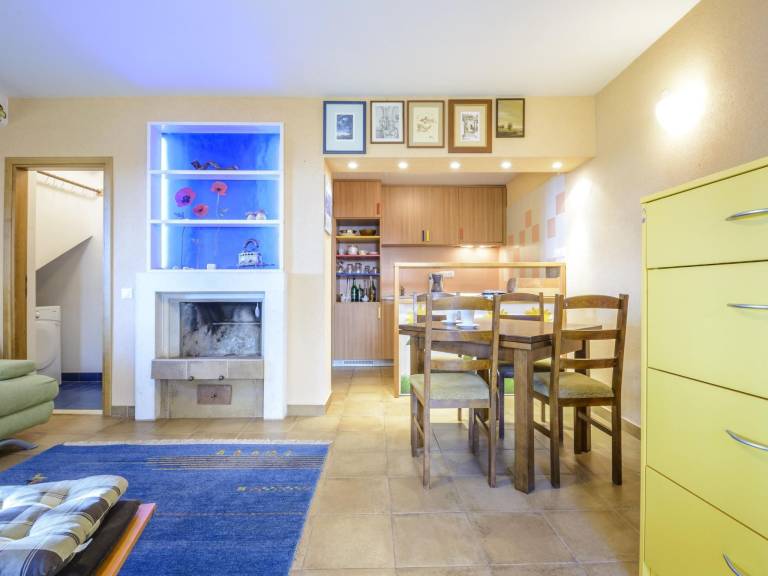 Rental apartment with terrace, barbecue & yard — photo 3