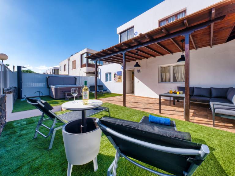 Villa Flaminia, Puerto del Carmen, 4 bedrooms, near the beach — photo 2