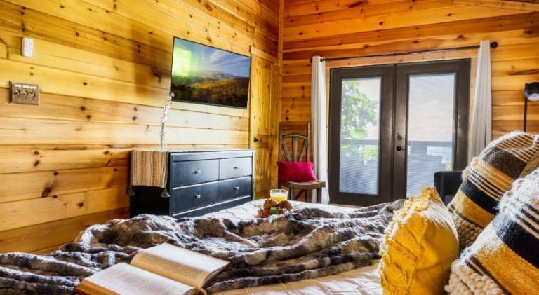 Chalet with pool & hot tub — photo 5