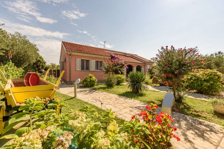 Villa with terrace, private pool & garden — photo 3