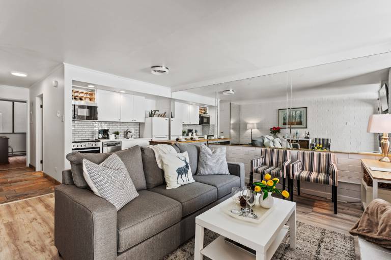 Condo with hot tub & pool | Mountain view — photo 3