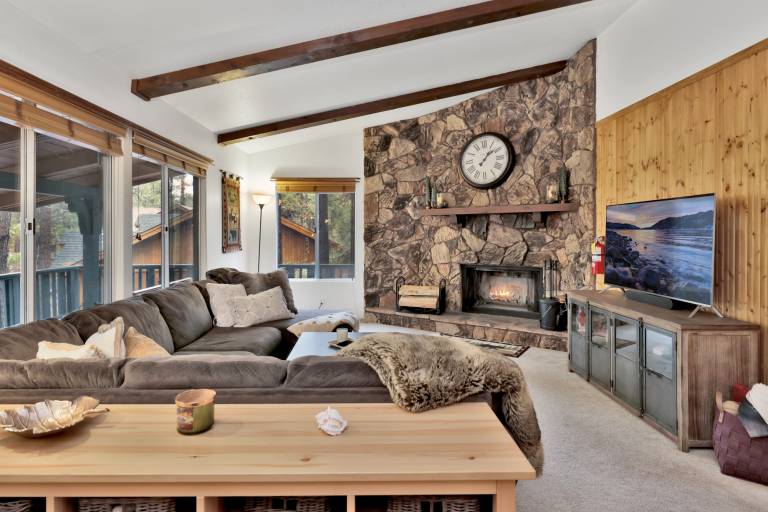 Cabin with hot tub | Lake view in San Bernardino, CA