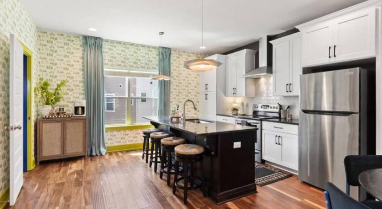 Vibrant Home in The Nations with Garage Walk to Restaurants and Shops — photo 2