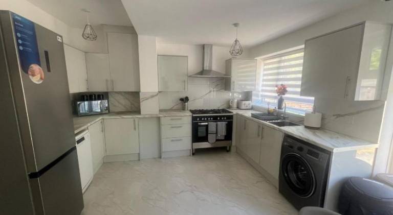 Aisiki Stays Uxbridge House, Near Heathrow & Denham 5-Bedroom & 2-Bathroom, Pet Friendly House with — photo 2